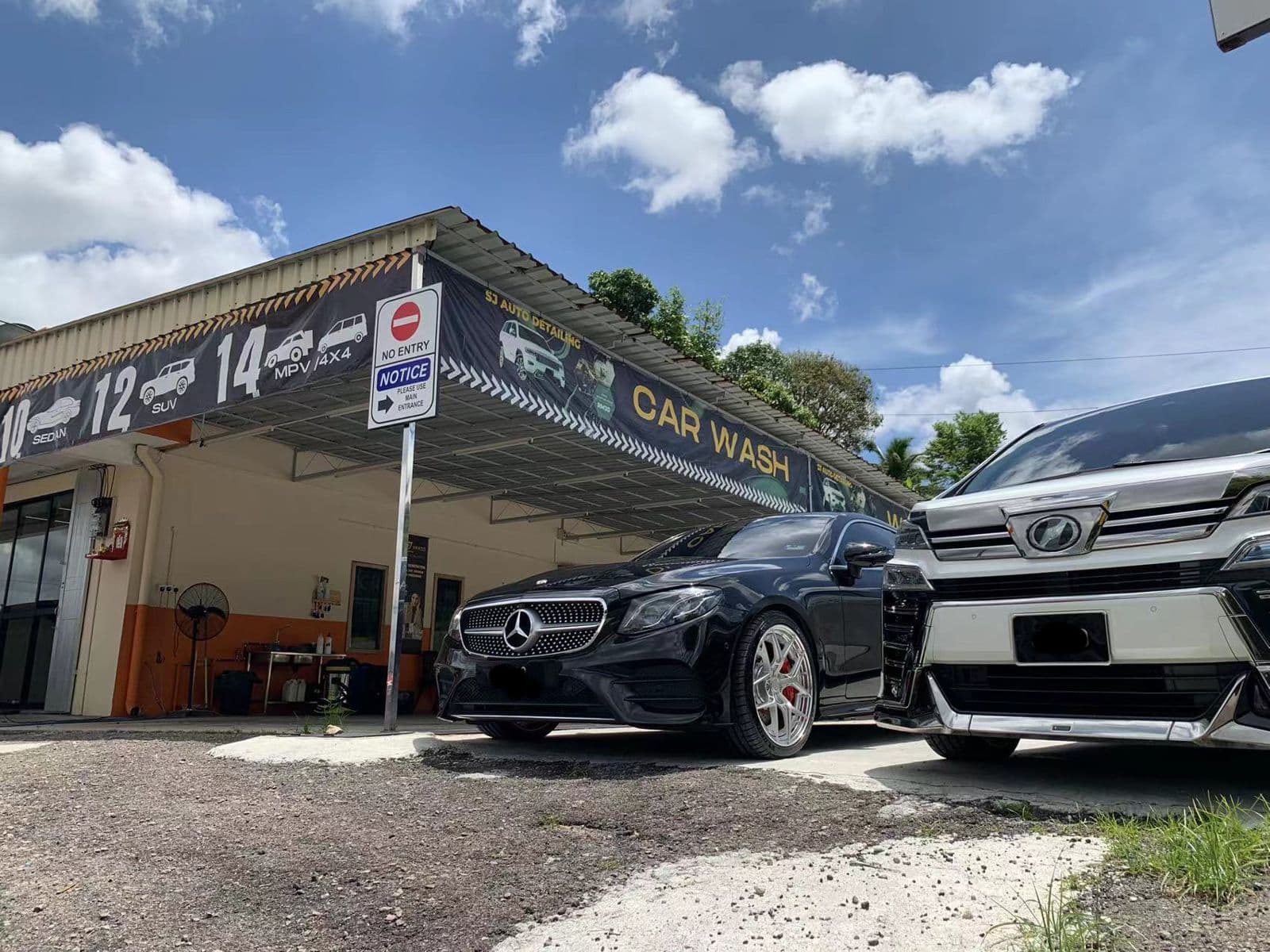 SJ Auto Car Wash on Jalan Mersing, Kluang, with cars parked under the wash shed